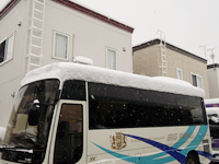 観光バス弘前ビッグウイング弘前　とうとう雪が降りました